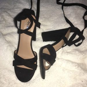 Black block heel knee high lace ups! 🌓